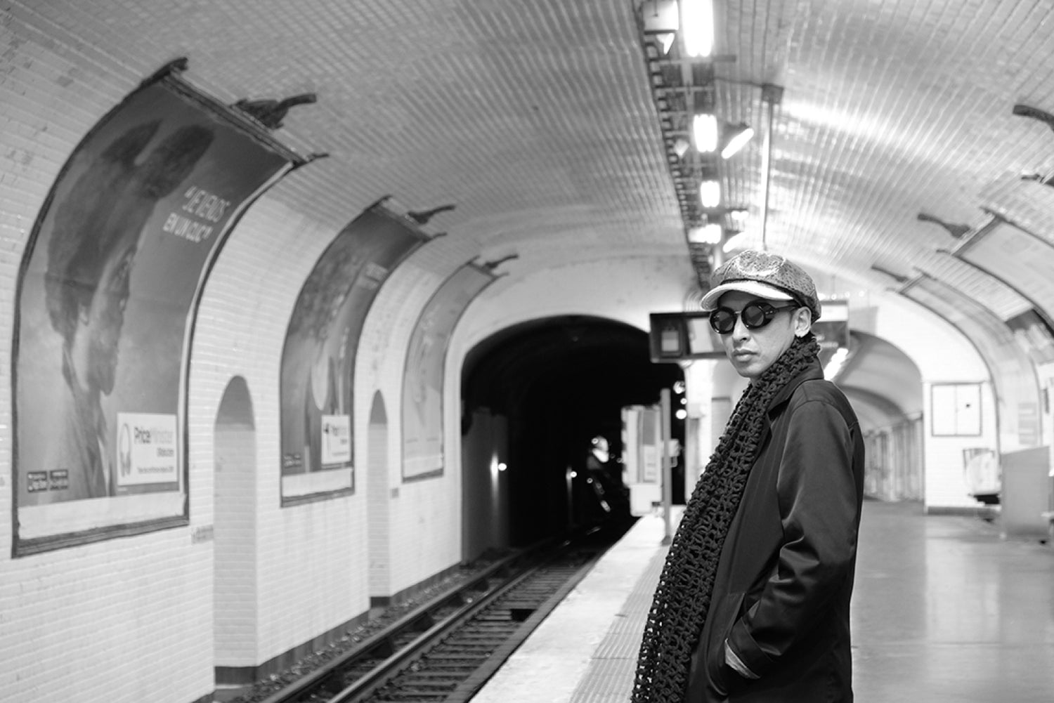 世界中を旅する中で、フランスの駅のホームで撮影された一枚です。