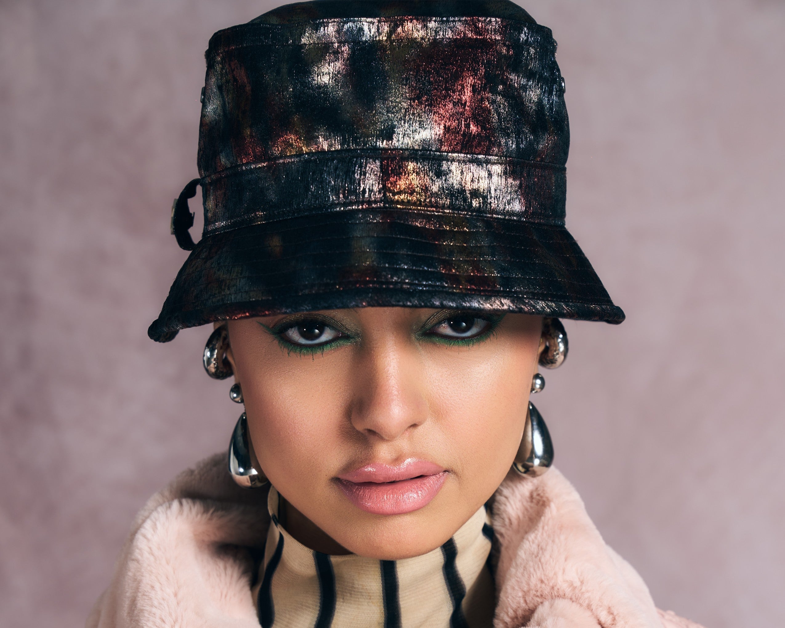 Glamour Bulgaria「Earthbound」掲載
